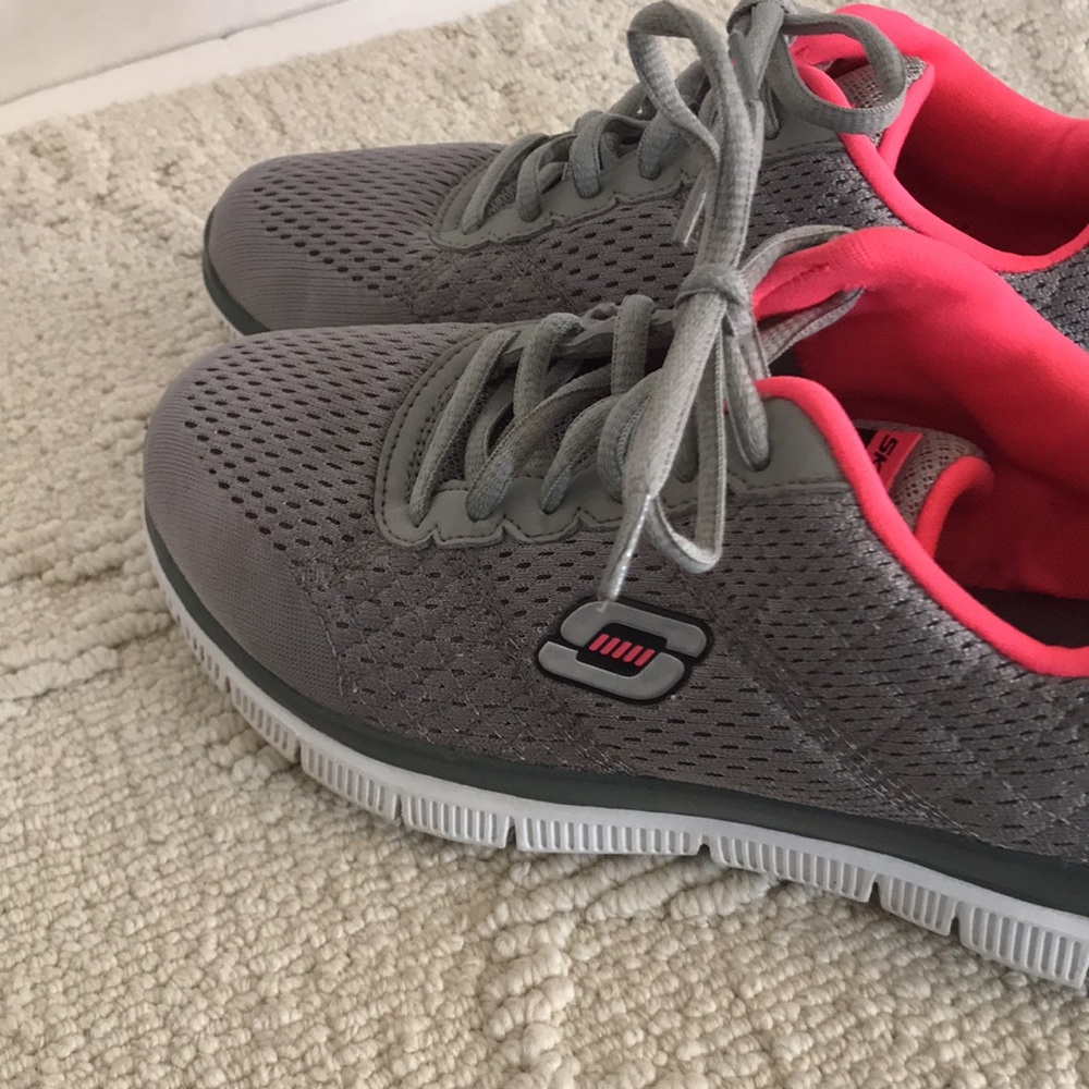 Skechers Good Condition Size 7 - image 5